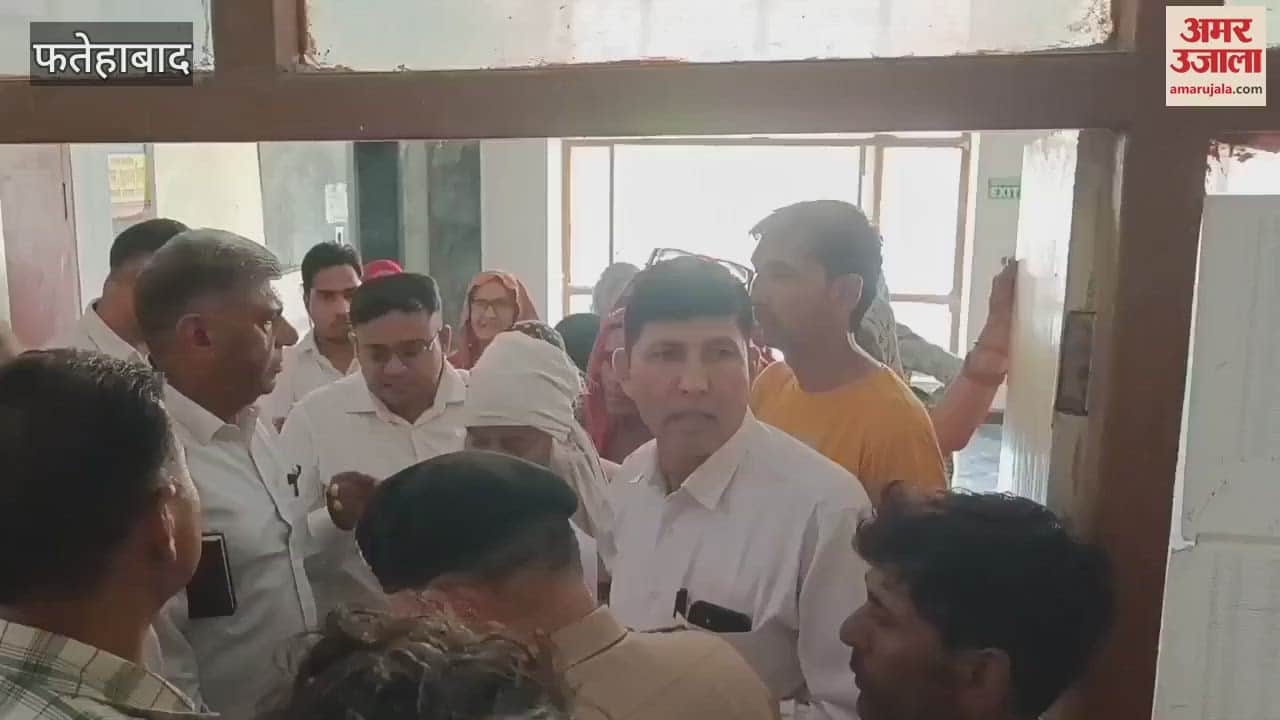 Villagers of Dhangar village reached the mini secretariat in Fatehabad regarding the problem of drinking water