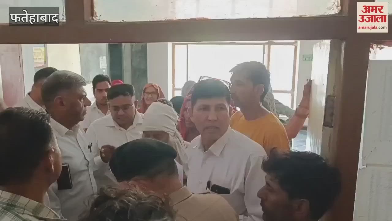 Villagers of Dhangar village reached the mini secretariat in Fatehabad regarding the problem of drinking water