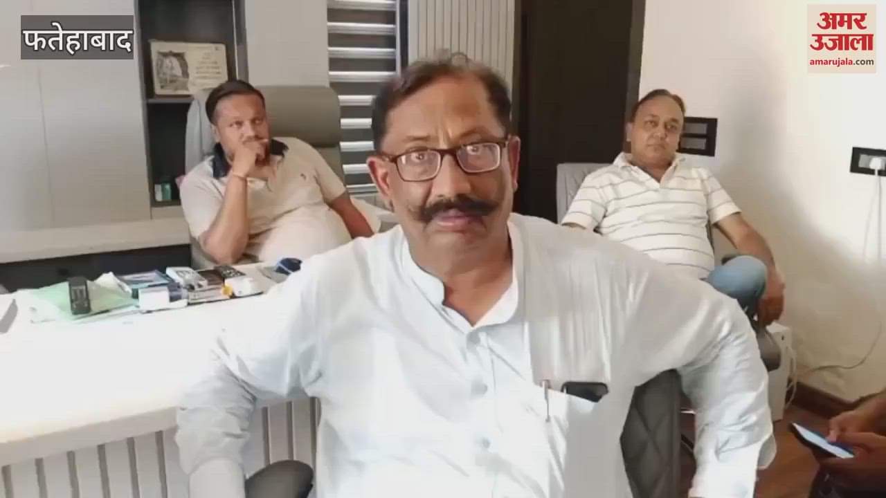 The dilapidated warehouse of straw built in the cowshed in Jakhal of Fatehabad collapsed, appeal for help from the government