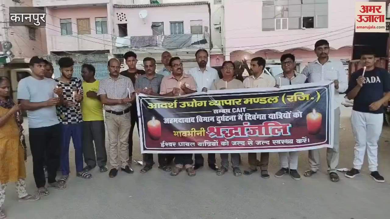 Traders paid tribute to the victims of the plane crash by taking out a candle march