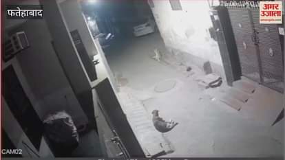 Six youths of Fatehabad broke the glass of a car parked in street incident was captured in CCTV