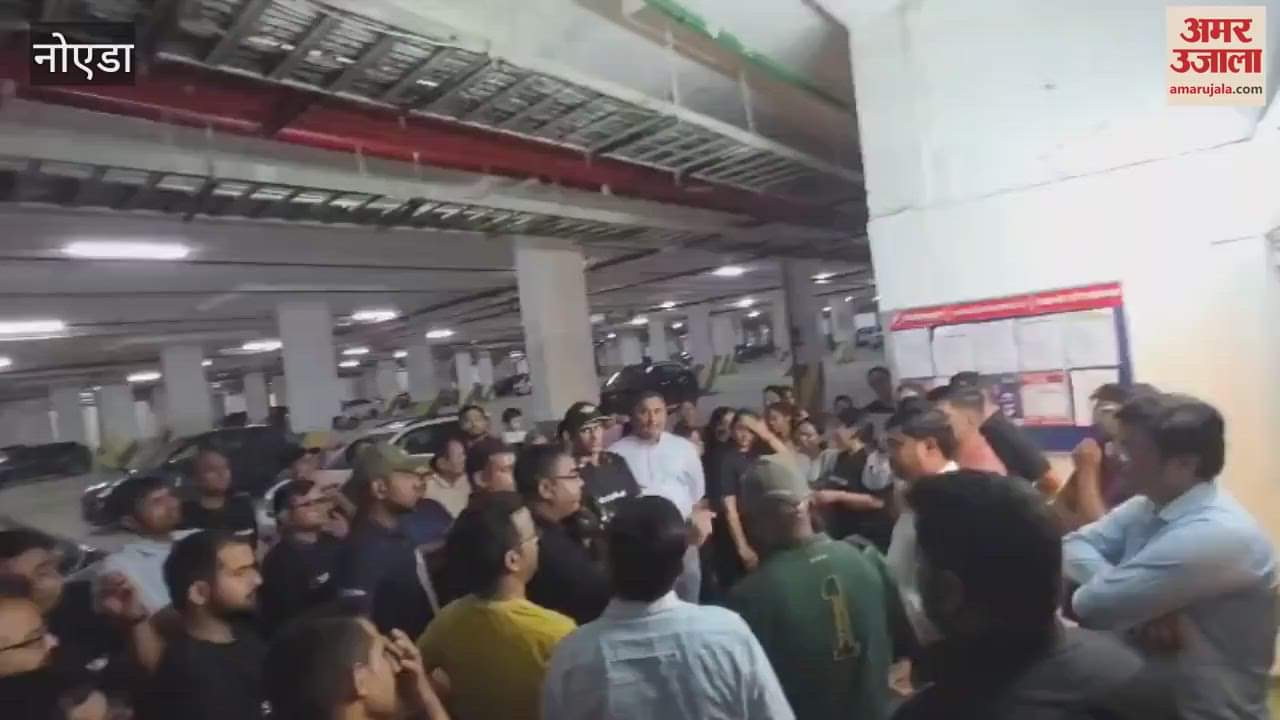 Society residents protest against the builder