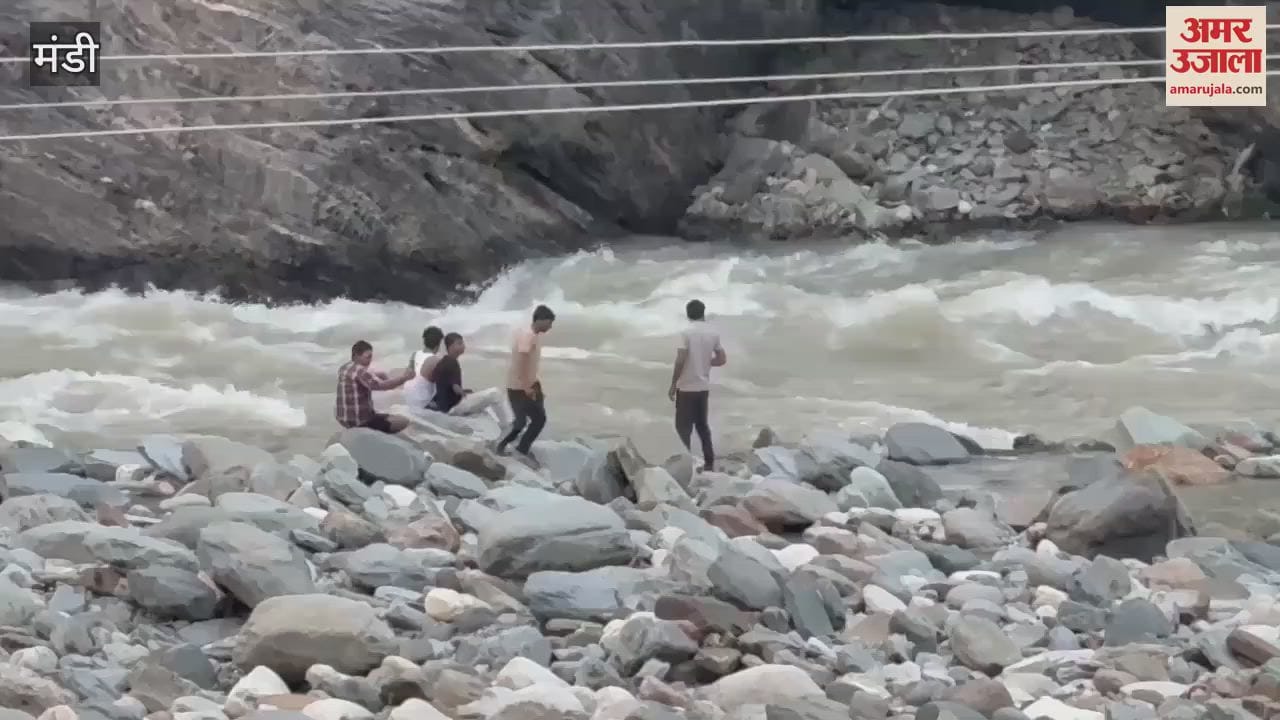 Mandi Tourist reached near a swollen river with Thar police issued challan