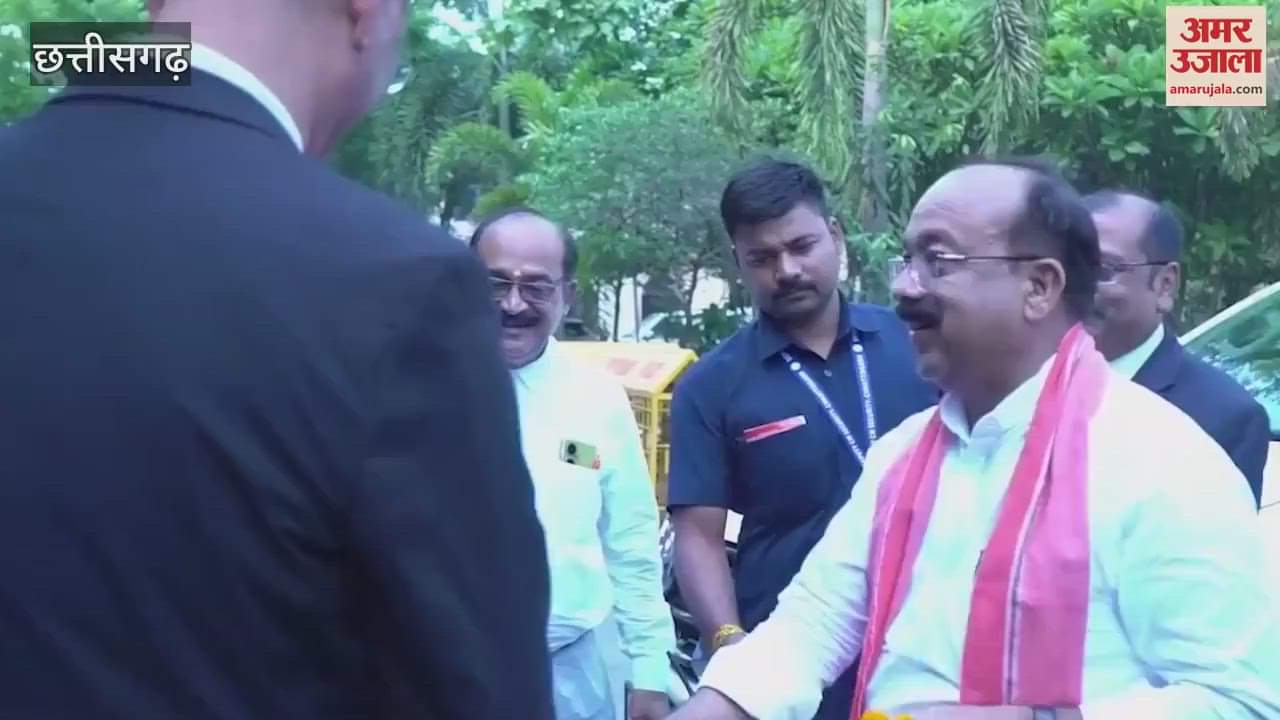 Video: पुरानी यादें हुईं ताजा; हाईकोर्ट कैंपस में अपने अधिवक्ता साथियों से मिलकर जमकर हंसे डिप्टी सीएम अरुण साव