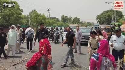 Colony residents blocked the road in Bhiwani due to the problem of electricity and water