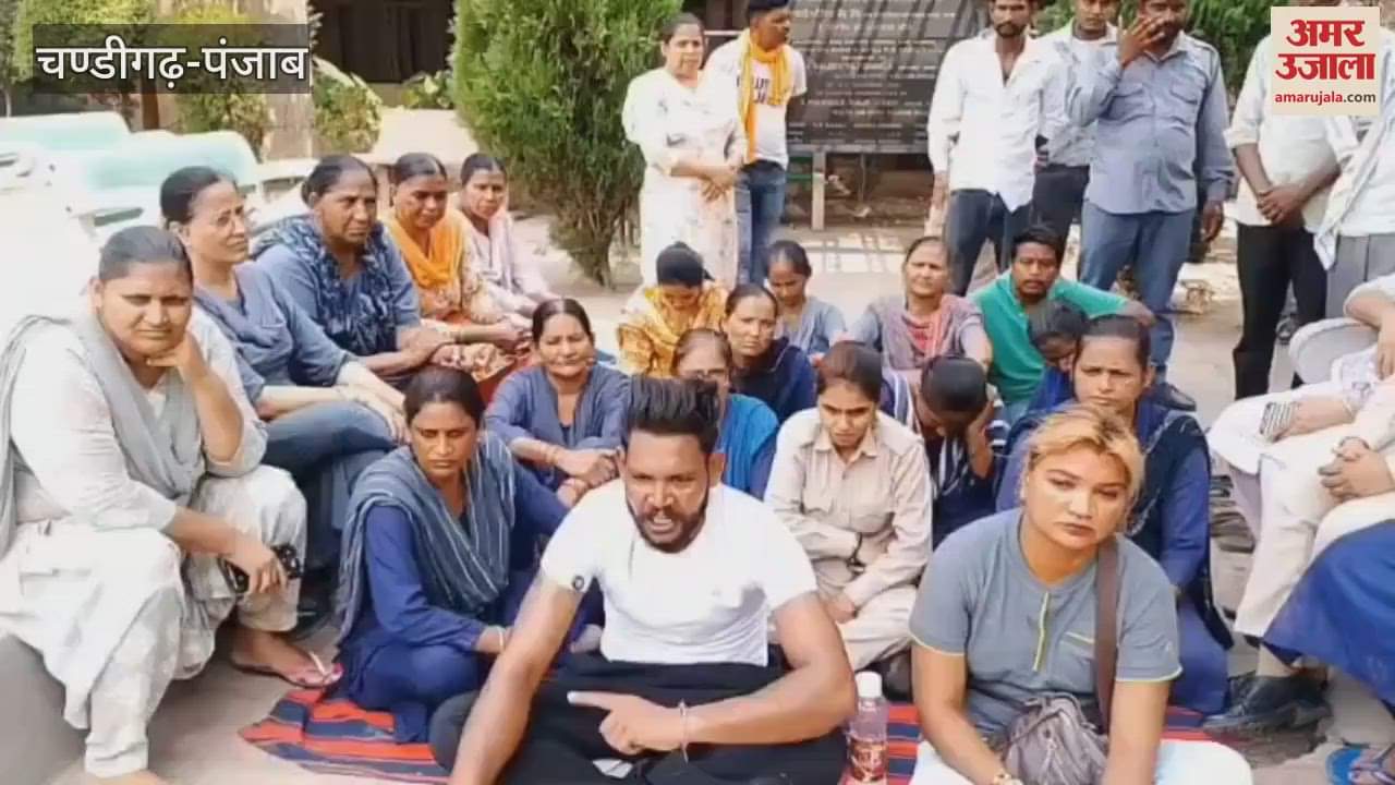Employees staged a sit-in protest in Amritsar for not getting their salaries