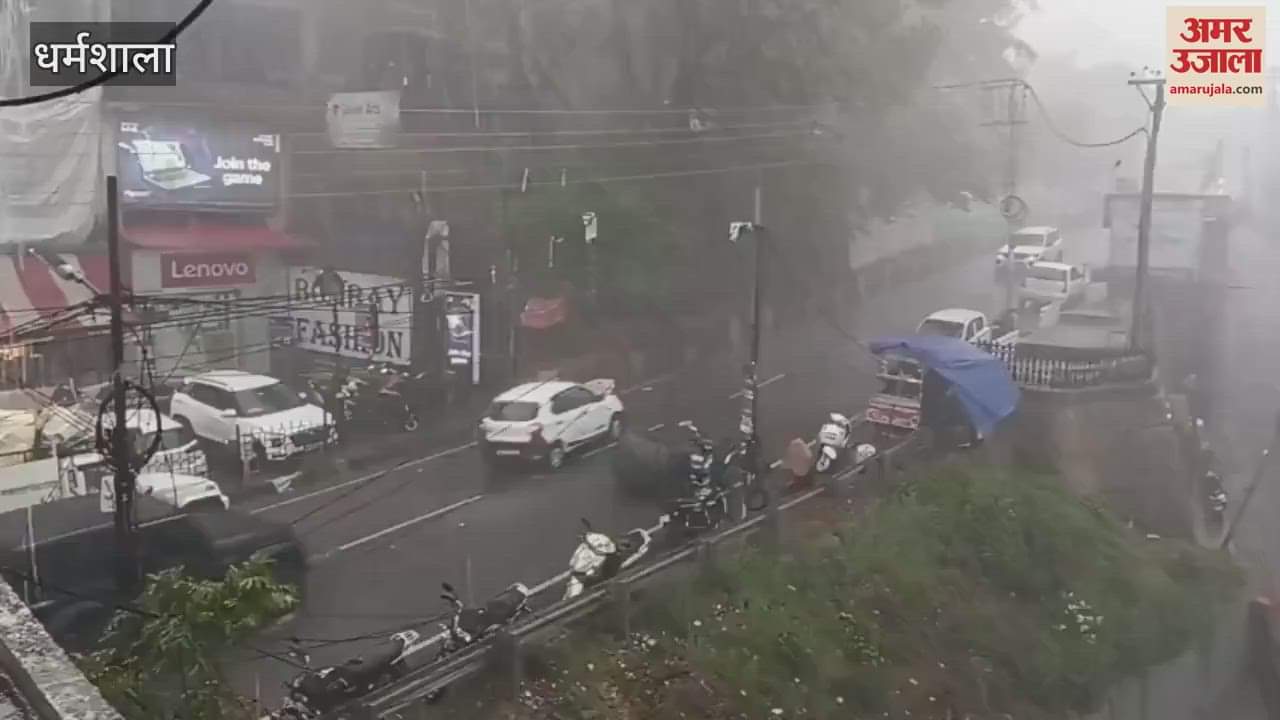 Heavy rain in Dharamshala in the afternoon water tank fell on the road due to strong wind