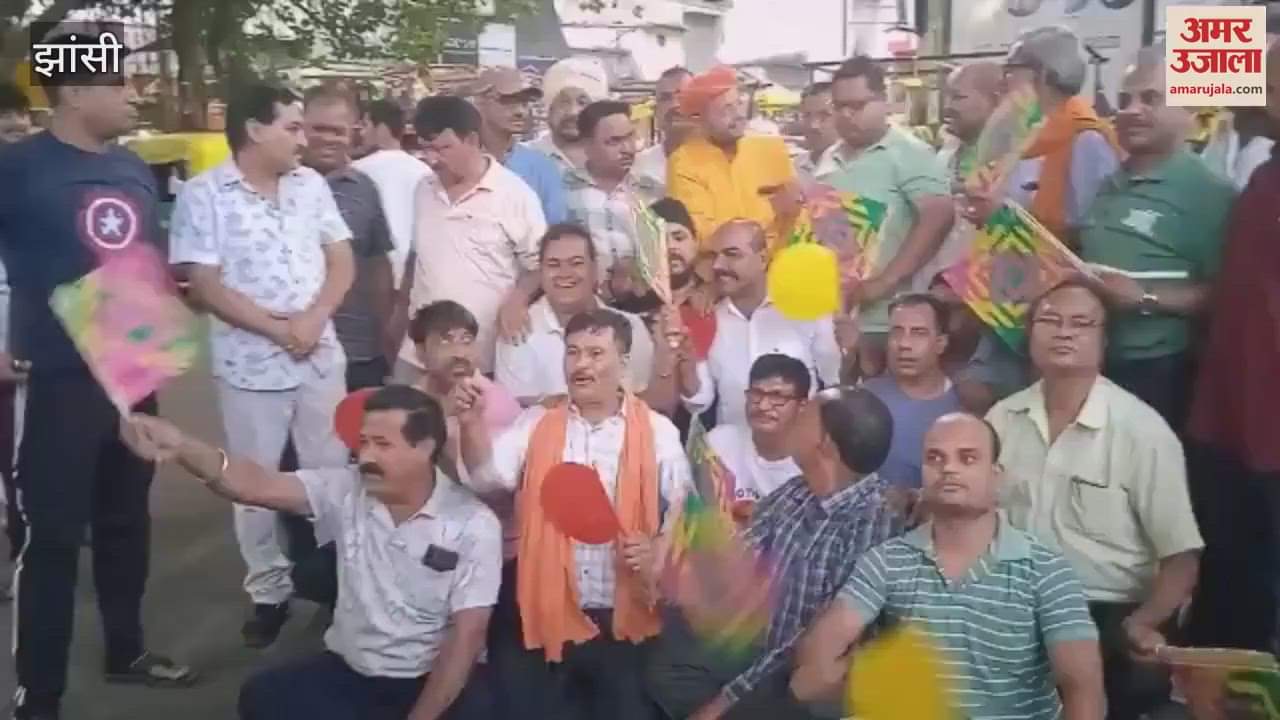 Dharna against unannounced power cuts in Jhansi