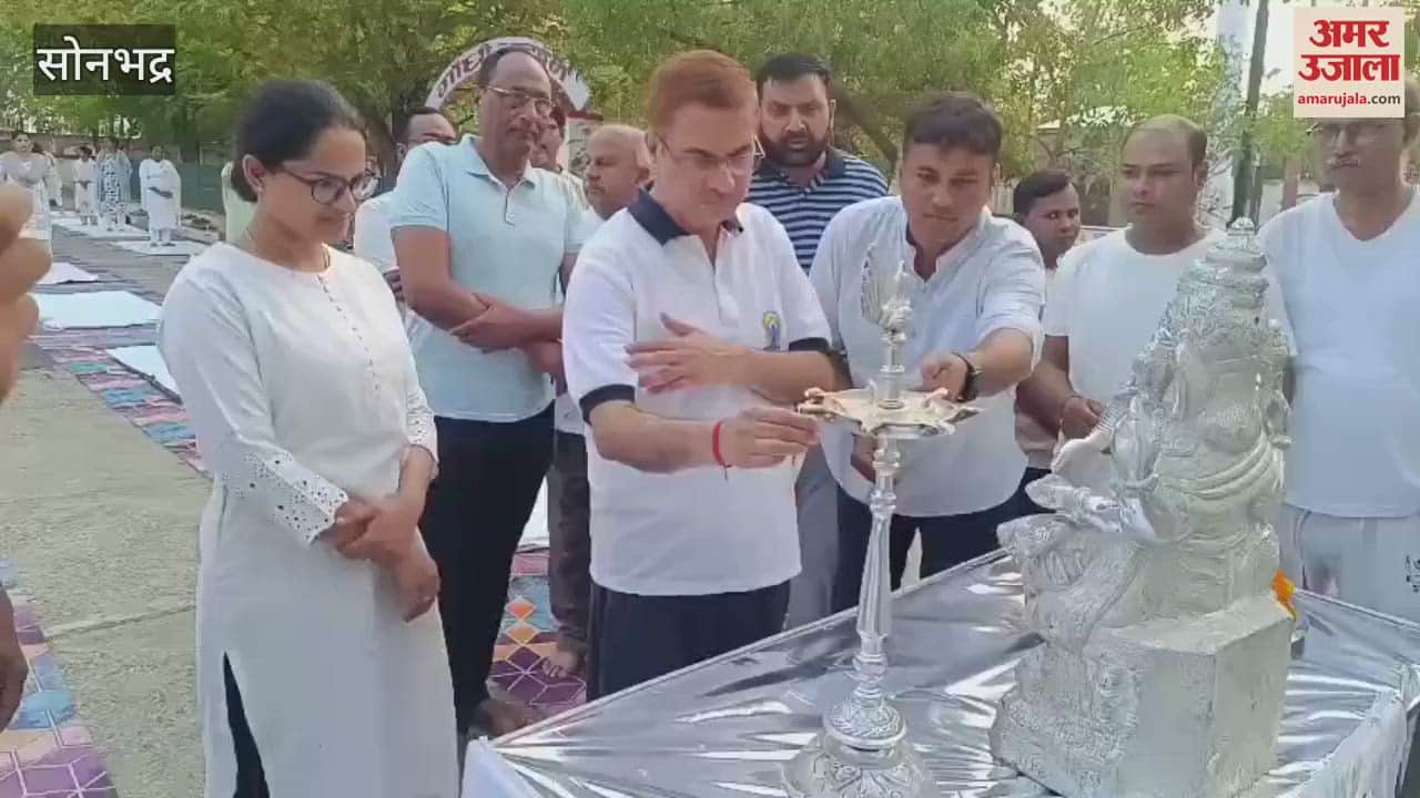 Officers did asanas and pranayama said- yoga is necessary to stay healthy watch VIDEO