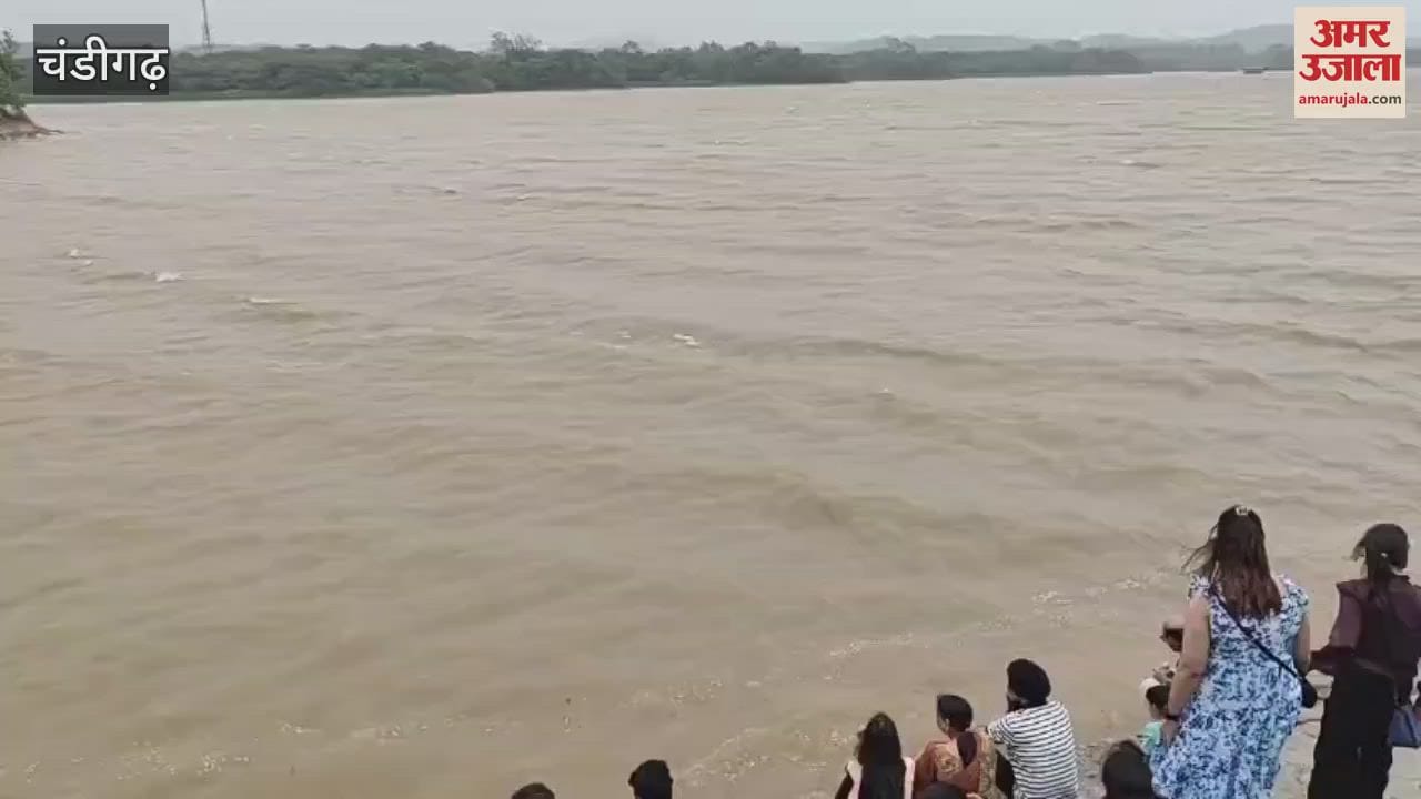 light rain in Chandigarh people come Sukhna lake
