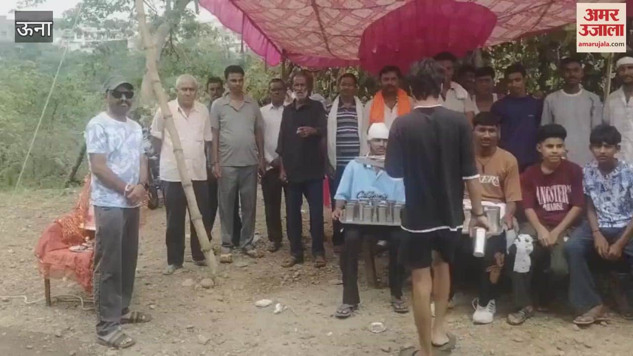 Una Jai Maa Chintapurni Chanauriya family set up a stall on Sankranti distributed cold water and halwa to the devotees