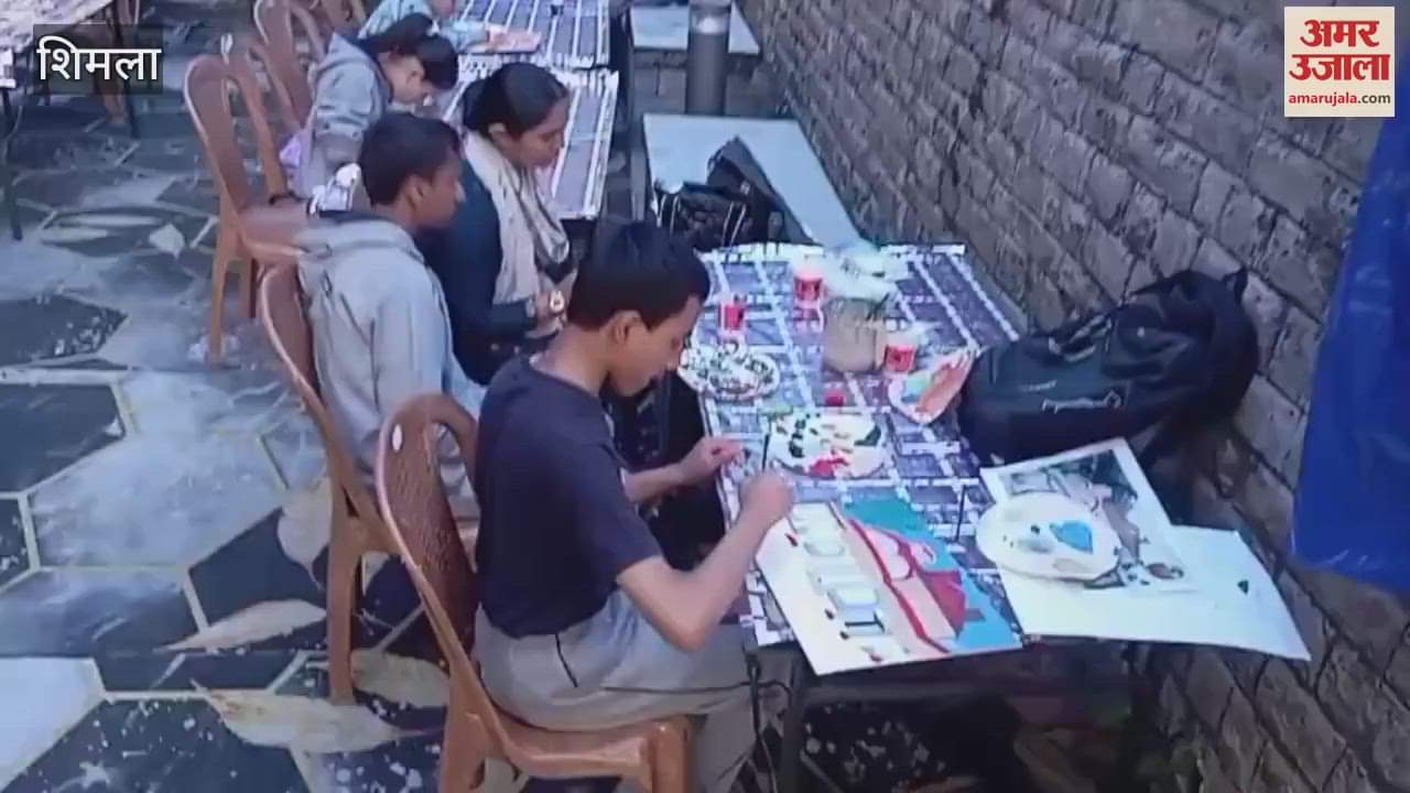 Shimla Students showing their talent by doing live painting in art festival