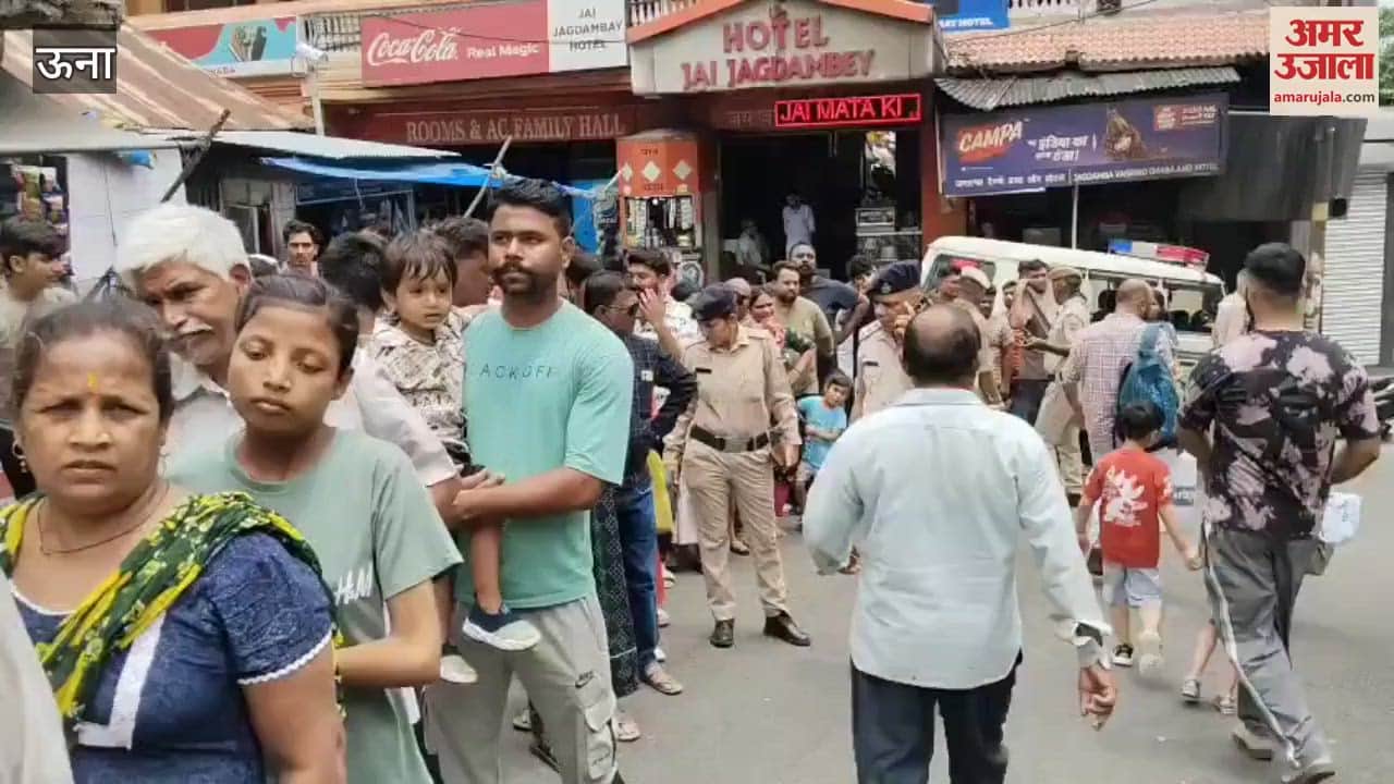 Una SHO unique style asked devotees standing in queues if they had any problem