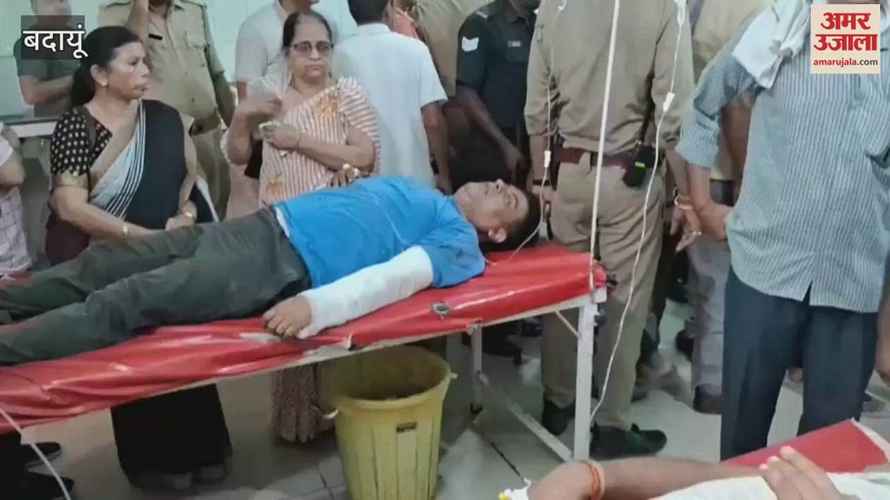 truck hit the car of police personnel going from Badaun to Lucknow