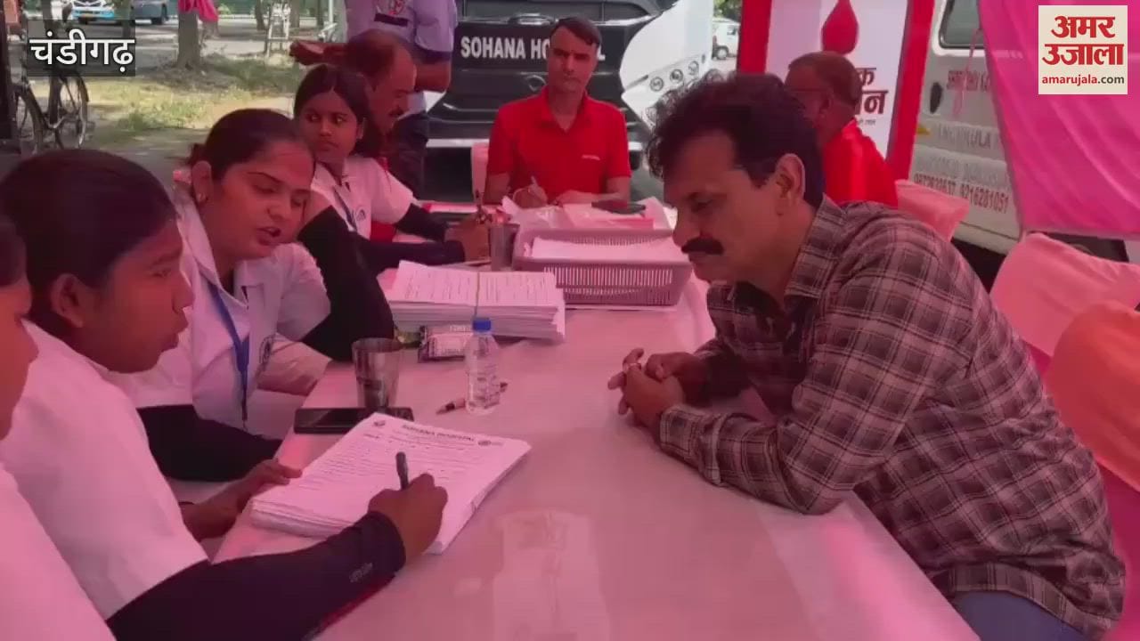 Blood donation camp organized in Chandigarh Computer Market with the support of Amar Ujala
