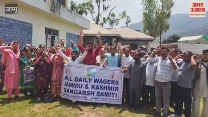 Mid day meal cooks protest in Chinani, demand for timely salary and hike