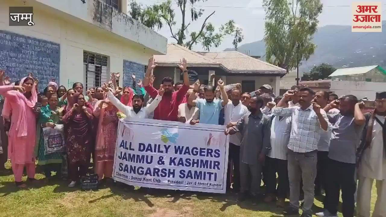 Mid day meal cooks protest in Chinani, demand for timely salary and hike