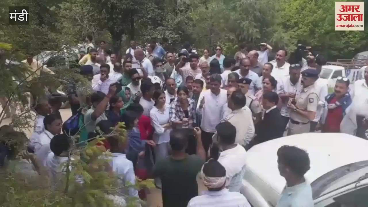 Mandi Traffic jam due to passing of VIP convoy public got angry