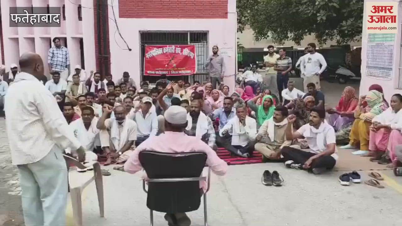 Municipal council employees went on strike in Fatehabad