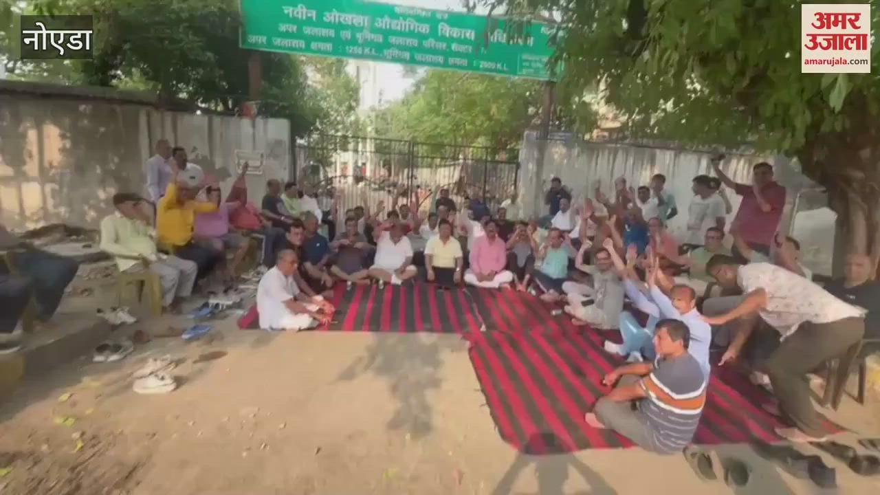 People protesting for water in Noida