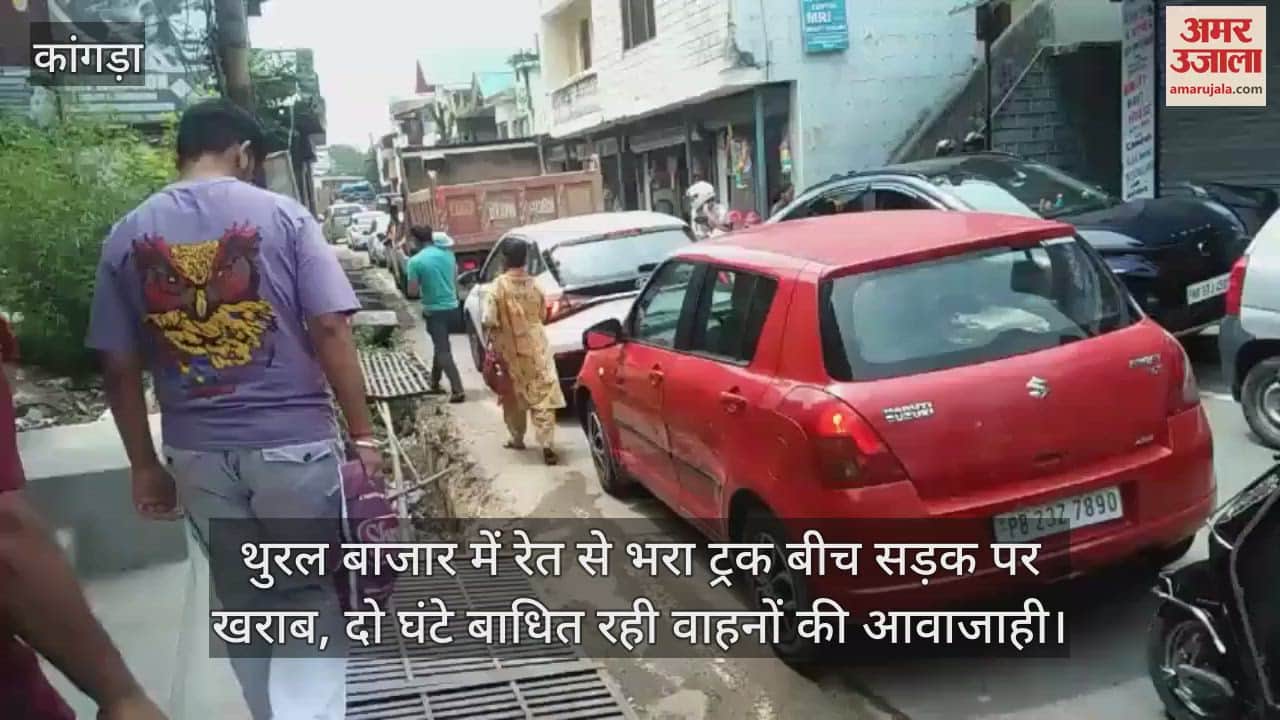 truck loaded with sand broke down in the middle of the road in Thural market
