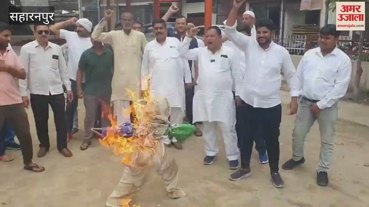 Dairy operators in Saharanpur burnt the effigy of the corporation and staged a sit-in regarding their demands