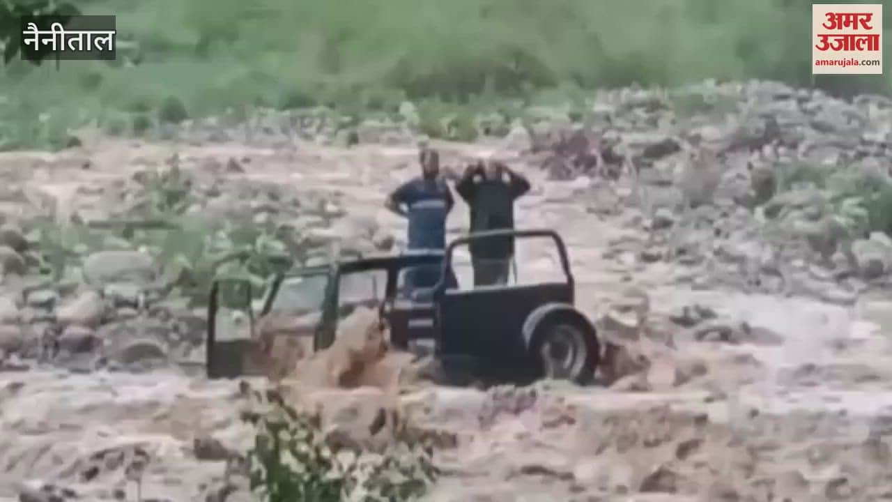 Two tourist jeeps got stuck in the overflowing drains in Dhikala zone Ramnagar