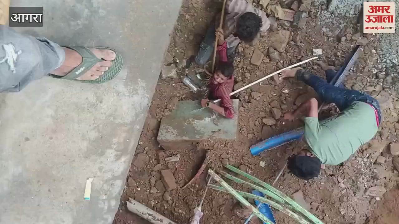 road collapsed and the young man got buried, a terrifying video of the accident that happened in Agra