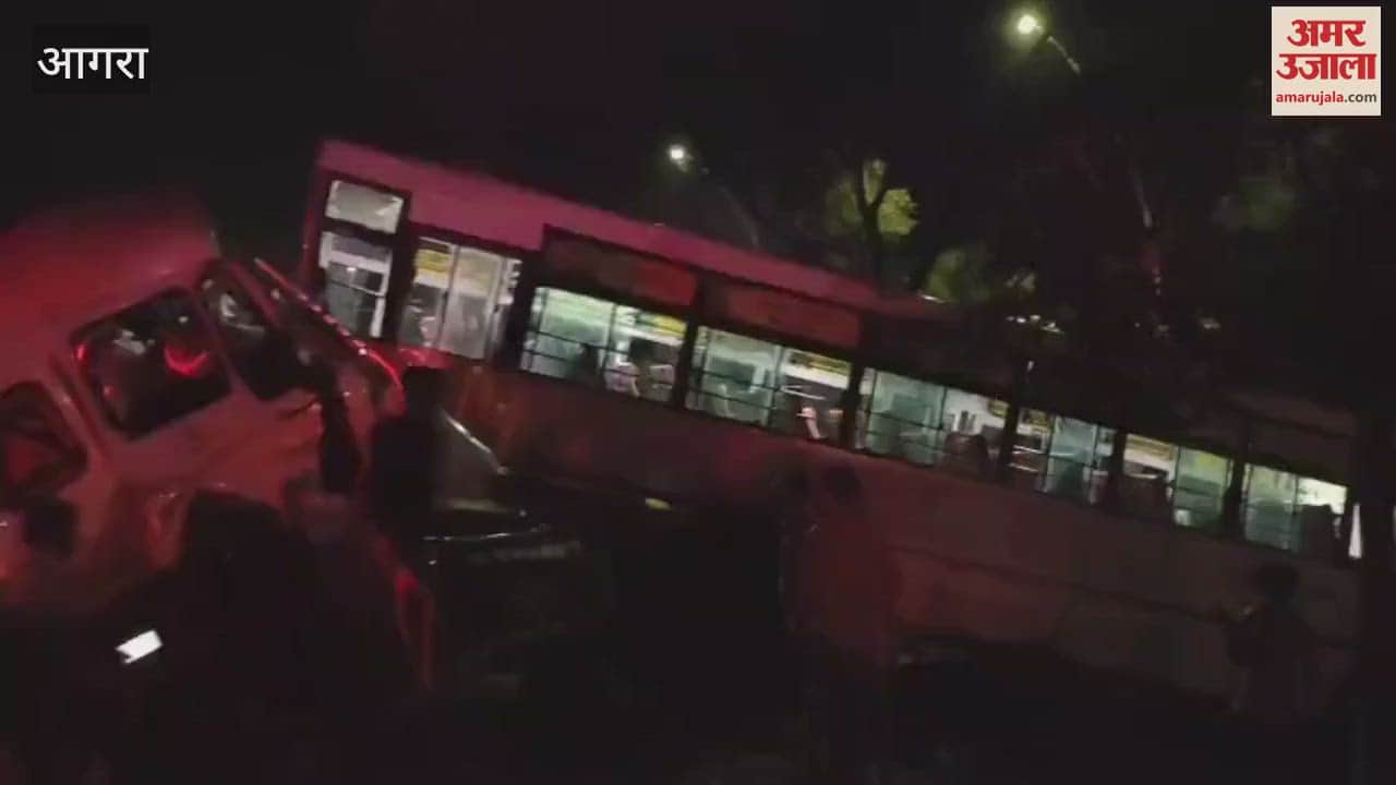 bus candidates returning with  appointment letters of UP Police collided with a trailer and fell into a ditch