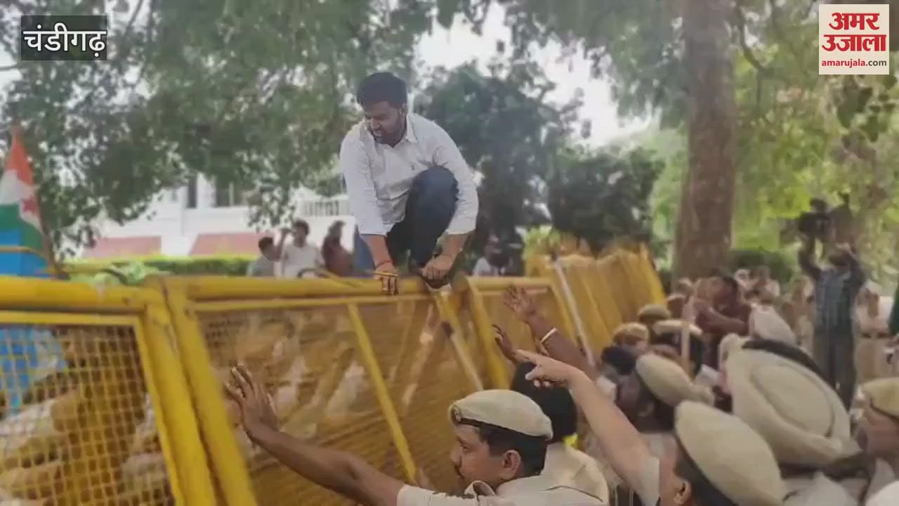NSUI protest in Chandigarh, police stopped them from surrounding CM House