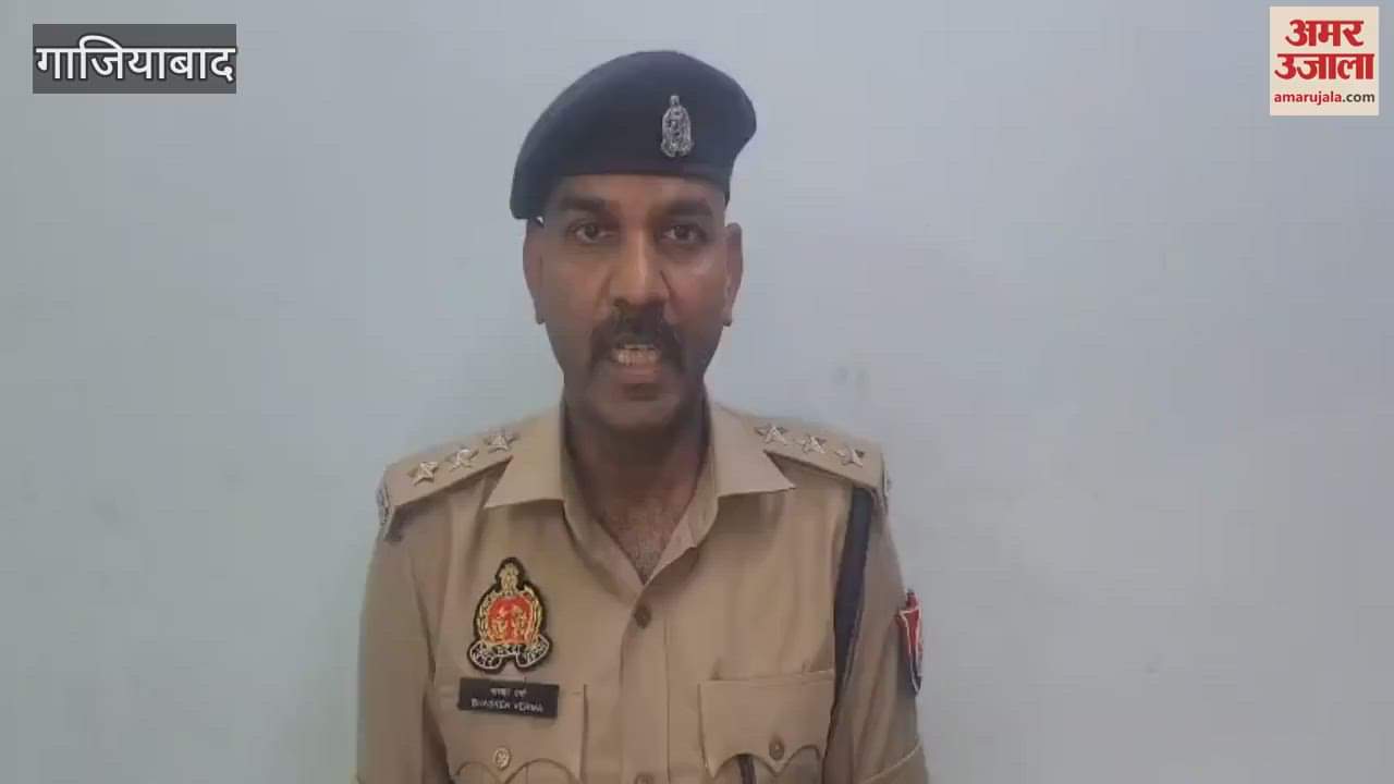 8.15 lakhs were looted from accountant by putting chilli powder in his eyes