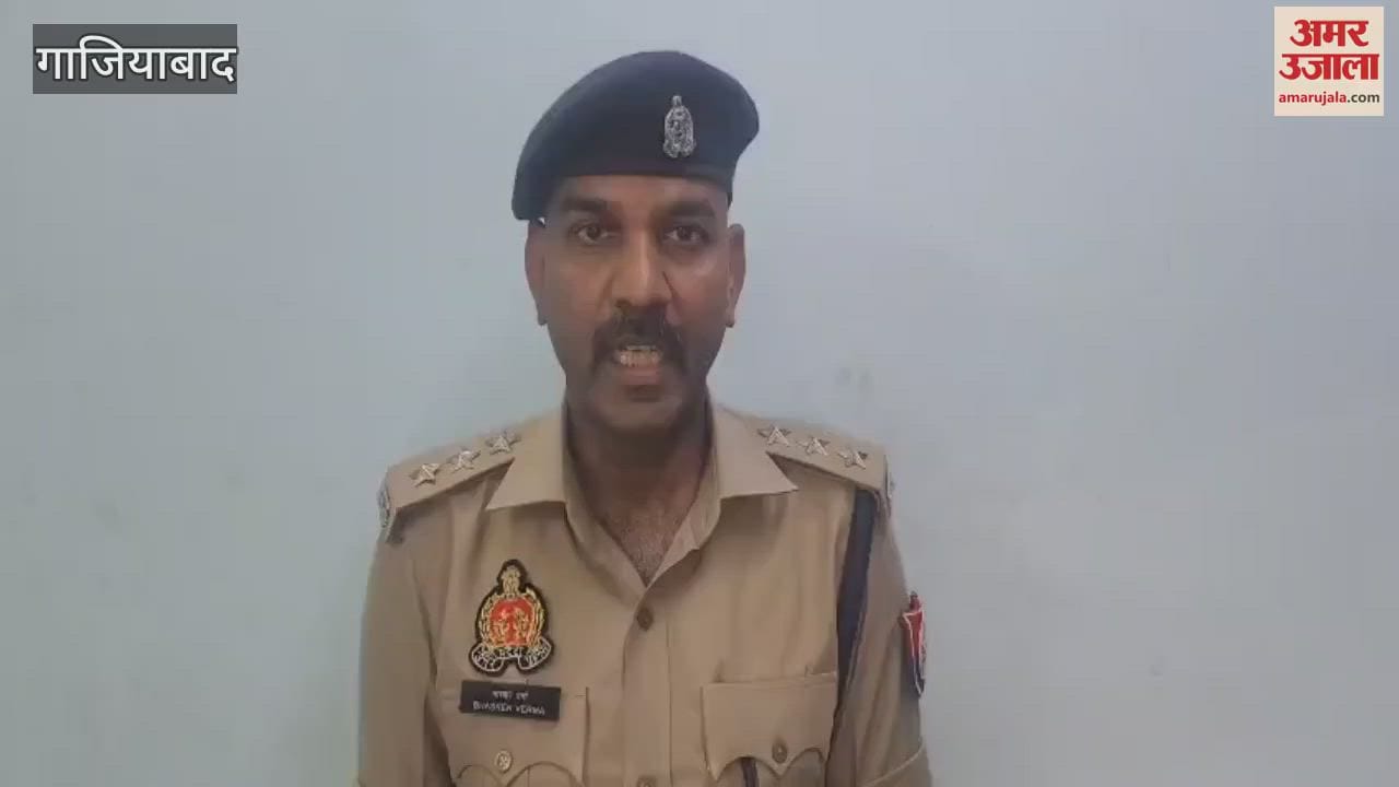 8.15 lakhs were looted from accountant by putting chilli powder in his eyes