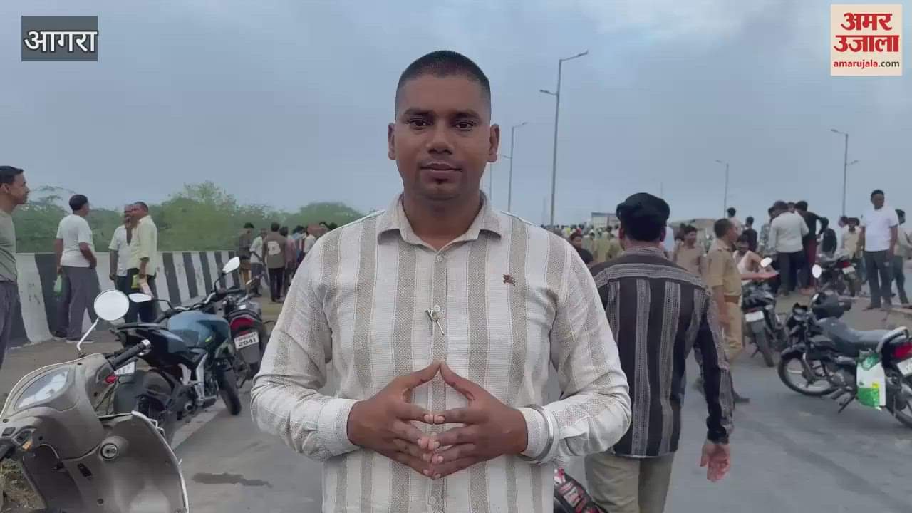 Horrible road accident in Agra Max carrying mangoes overturned four died on spot one in critical condition