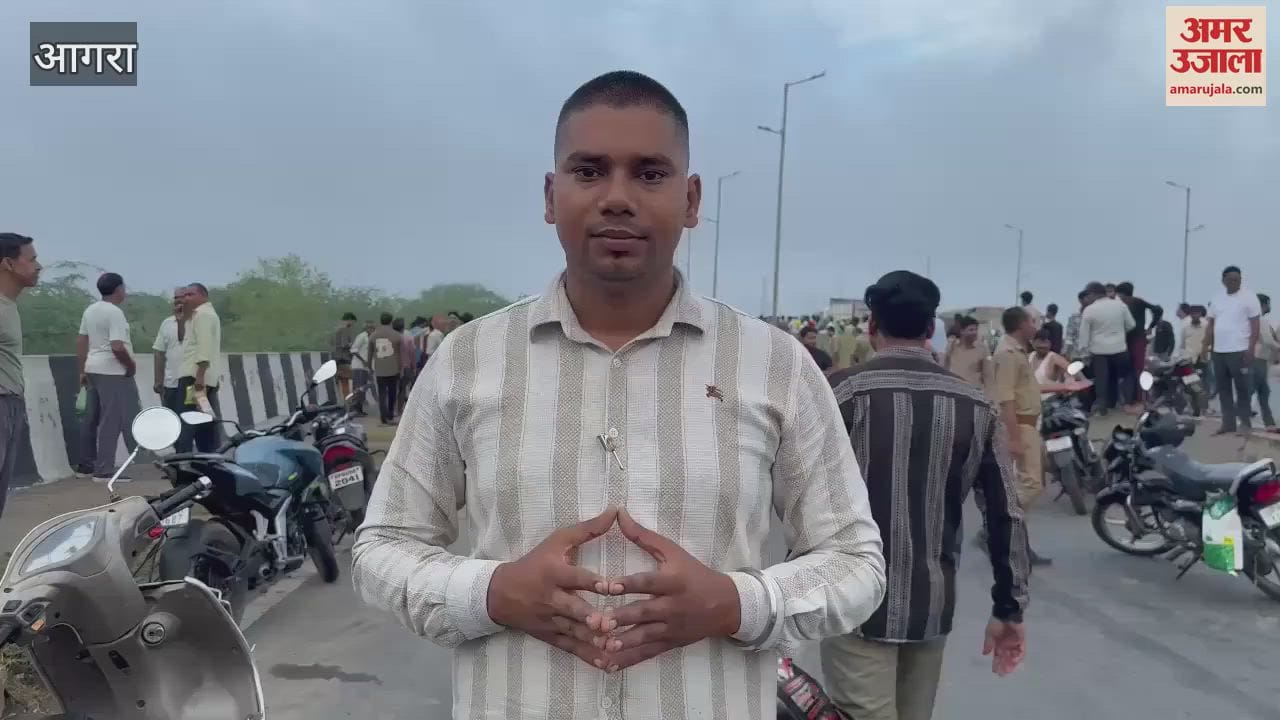 Horrible road accident in Agra Max carrying mangoes overturned four died on spot one in critical condition
