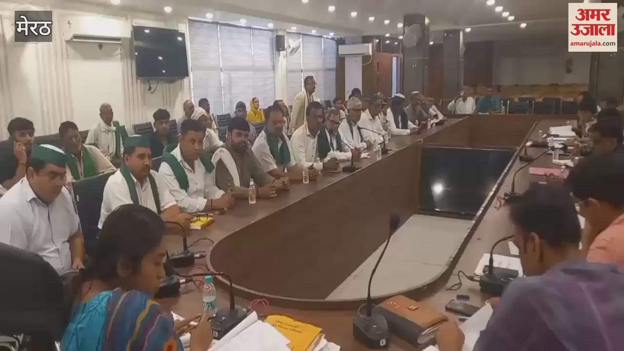 CDO Nupur Goyal heard the problems of farmers in Vikas Bhavan in Meerut