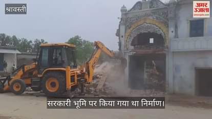 VIDEO: श्रावस्ती: हाईकोर्ट के निर्देश पर खुला मदरसे का ताला, प्रशासन ने चलवाया बुलडोजर, सरकारी जमीन पर बना था