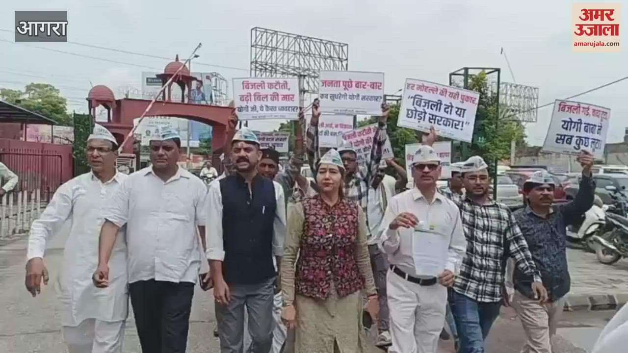 Anger over power cuts, Aam Aadmi Party stages strong protest