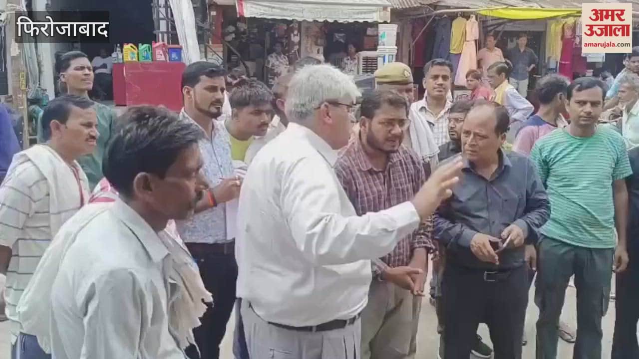 Balcony collapsed in the street of Ramnagar State Bank in Firozabad, serious accident averted