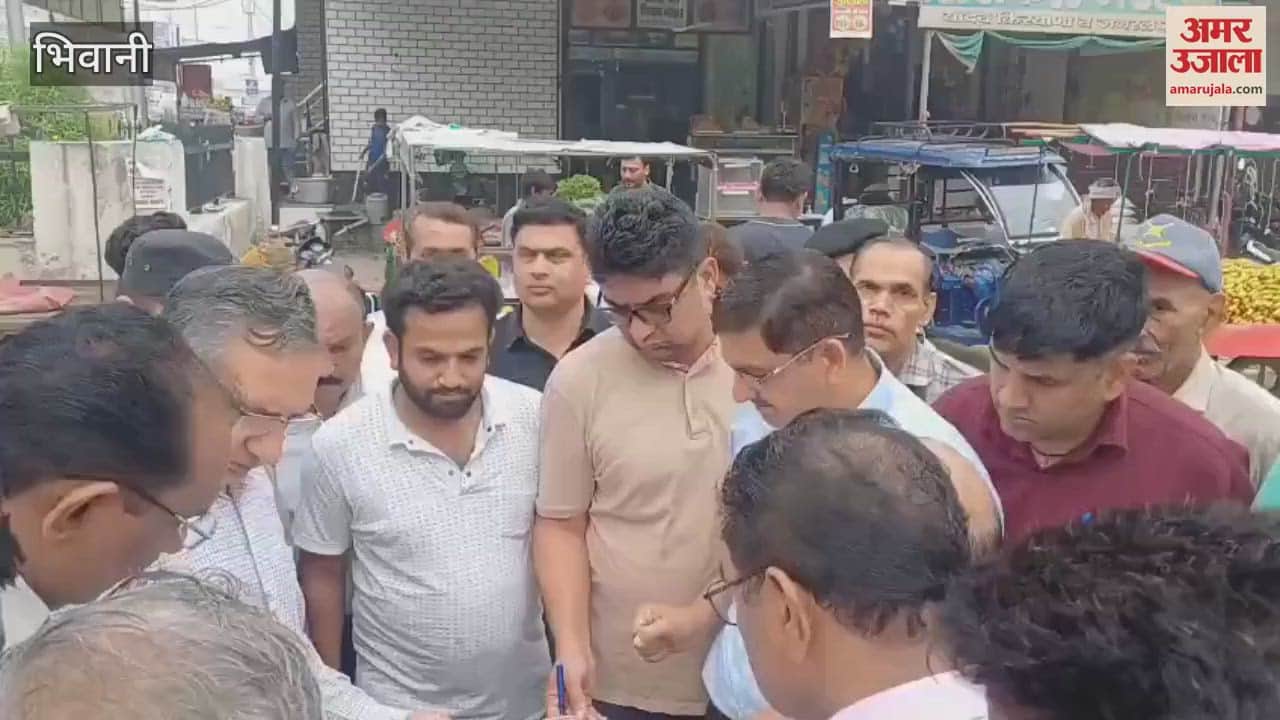 Deputy Commissioner of Bhiwani inspected the vegetable market and learned the problems of shopkeepers