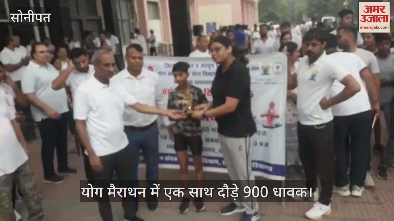 900 runners ran together in yoga marathon