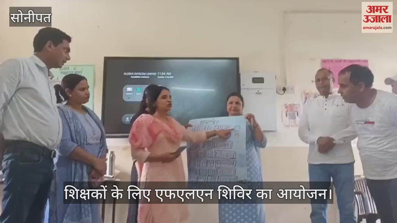 In FLN camps teachers were given tips on reading and writing Hindi