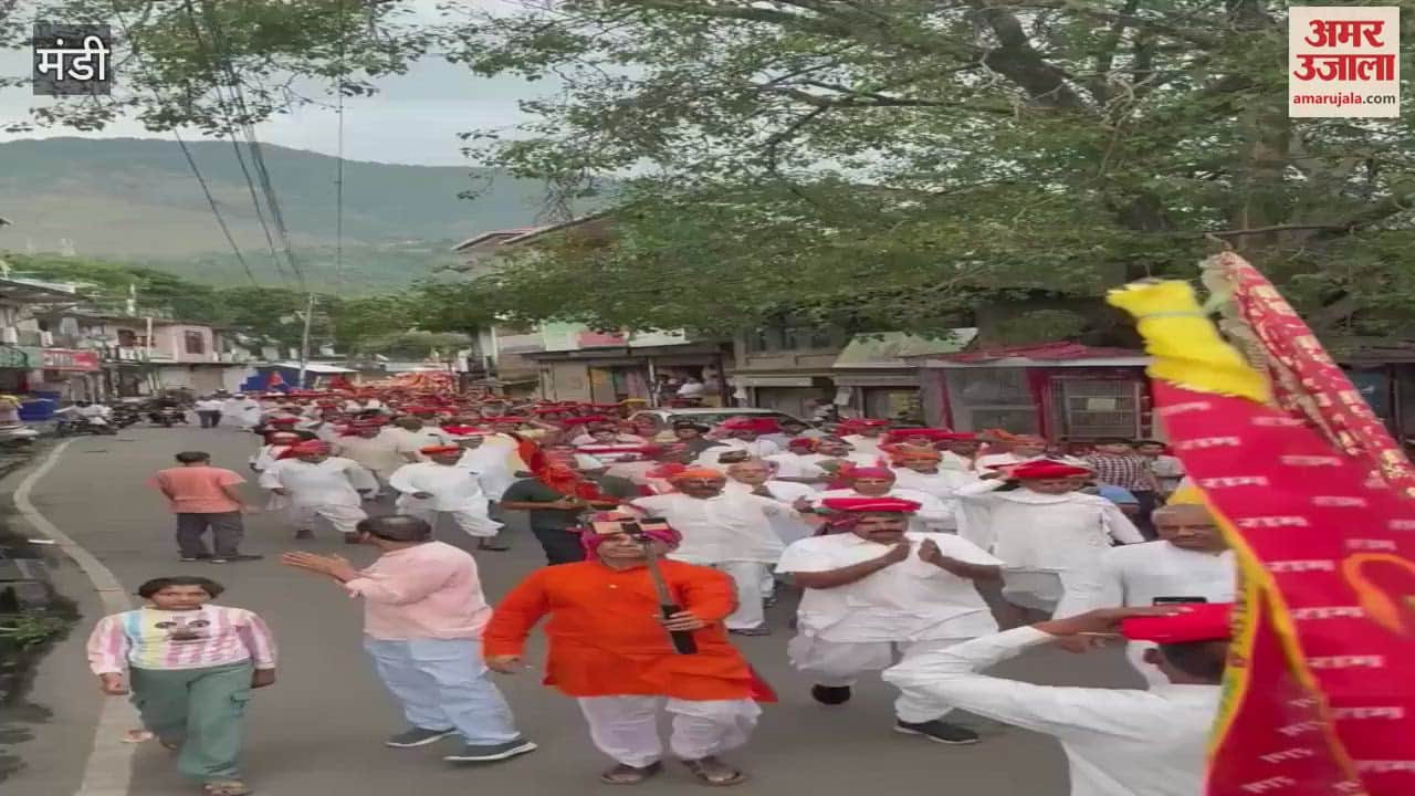 Mandi Hanuman came out on the streets of Jogindernagar carrying the royal chariot of Lord Shri Ram and Laxman