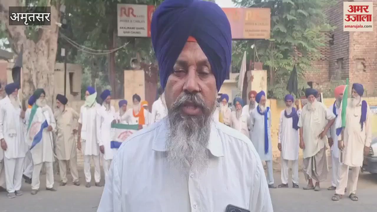 Farmers burnt the effigy of MLA Dalbir Tank in Amritsar