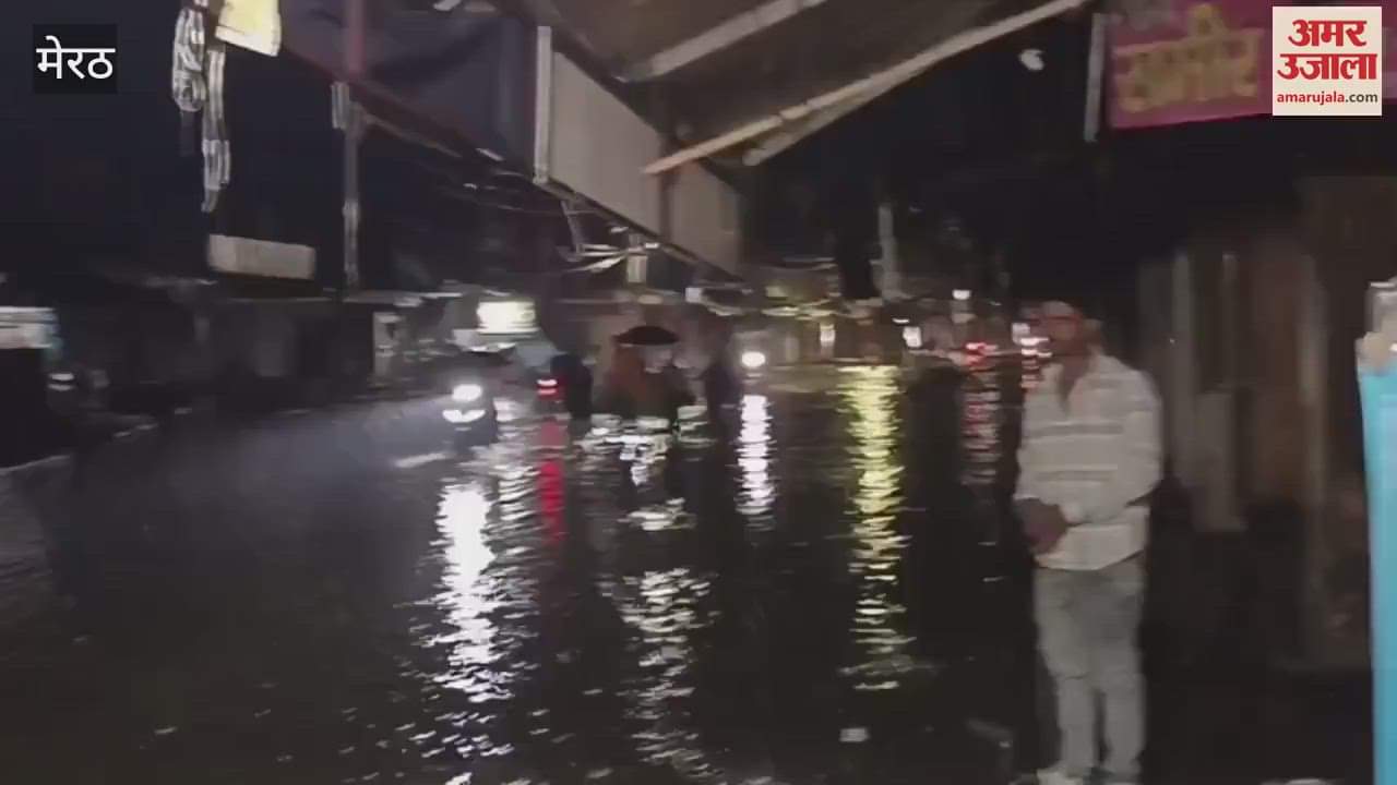 Meerut: Rain water filled in front of Municipal Corporation office