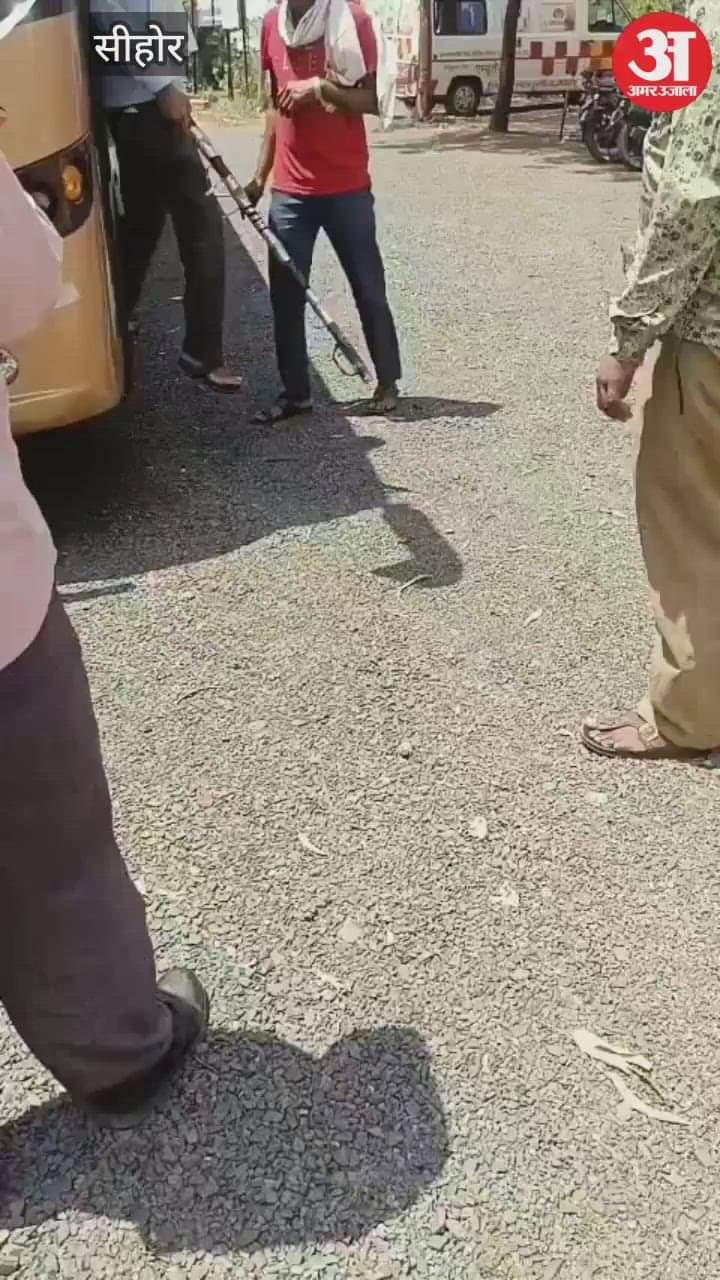 Sehore news: A young man tried to jump from a moving bus, broke the glass when stopped