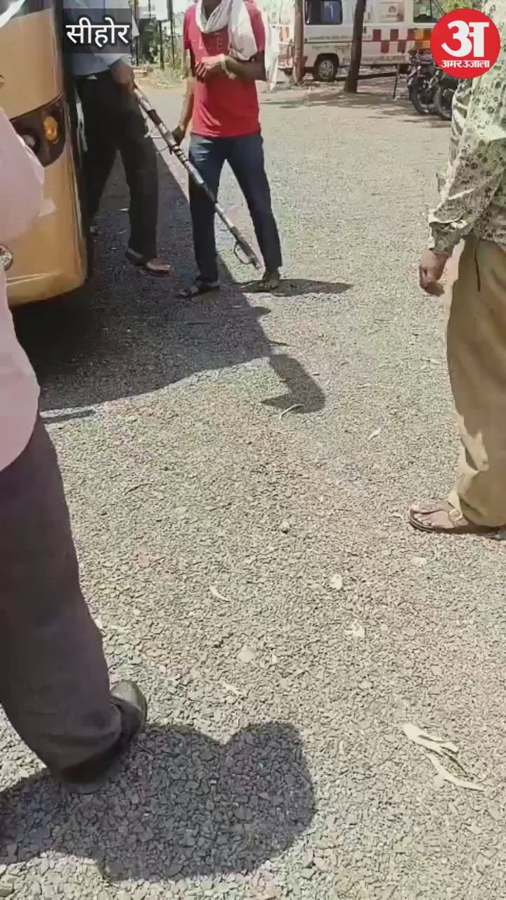 Sehore news: A young man tried to jump from a moving bus, broke the glass when stopped