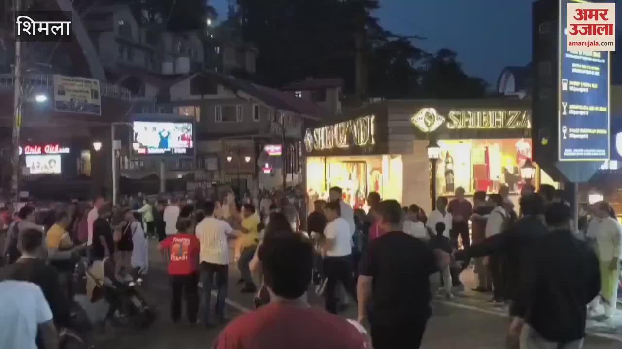 Shopkeepers and tourists exchanged blows in the capital Shimla