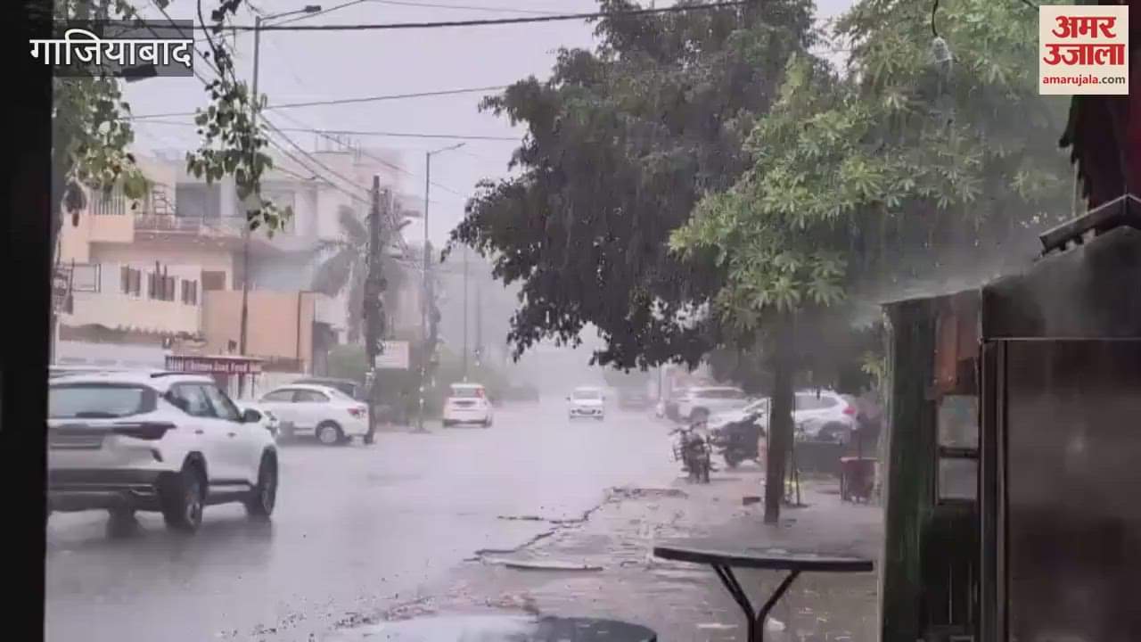 Vehicles passing through heavy rain in Nehru Nagar