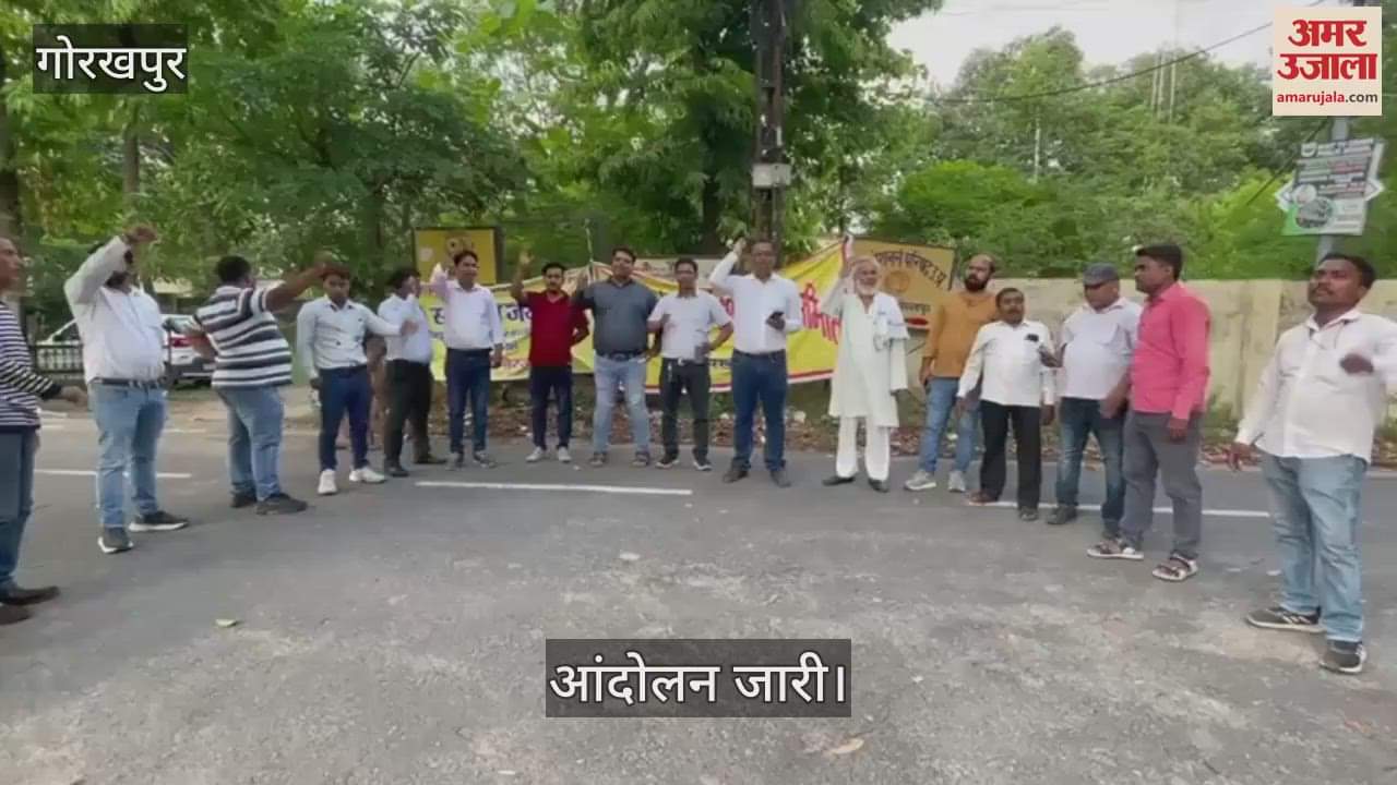 Engineers' protest against privatization continues, protest expressed by sloganeering