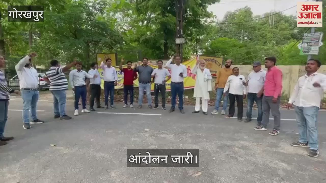 Engineers' protest against privatization continues, protest expressed by sloganeering